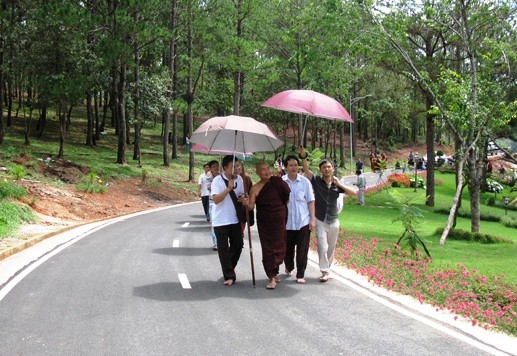 Các thiền sinh cung đón Thiền sư Pa- Auk Sayadaw đến K’Lan